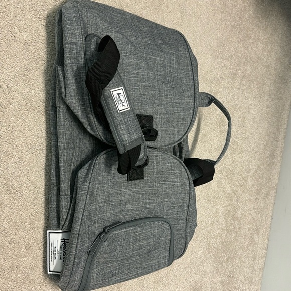 BRAND NEW NEVER USED- Herschel Duffle - Picture 1 of 6